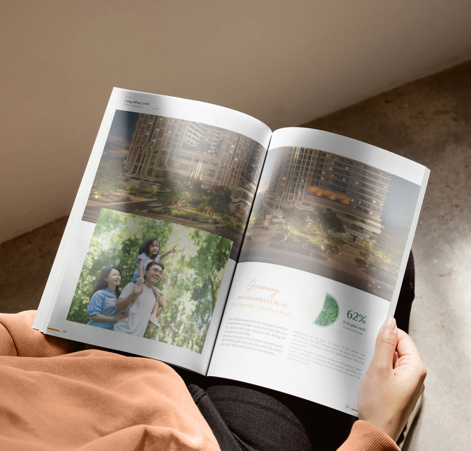 Brochure The Nest mở ra trên tay người đọc.