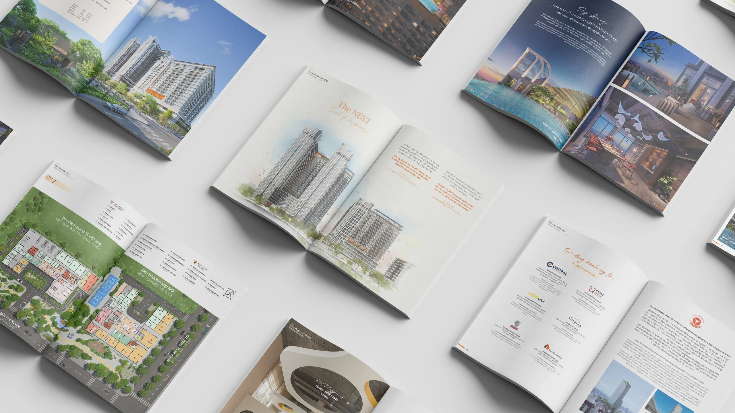 Các trang brochure The Nest trải trên mặt bàn.